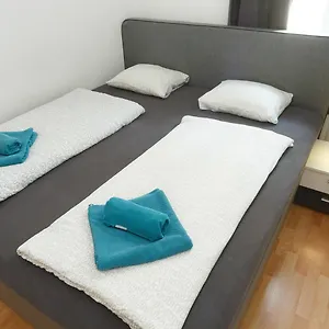 In Near Schoenbrunn & Westbahnhof - Keyless Check-in Apartament