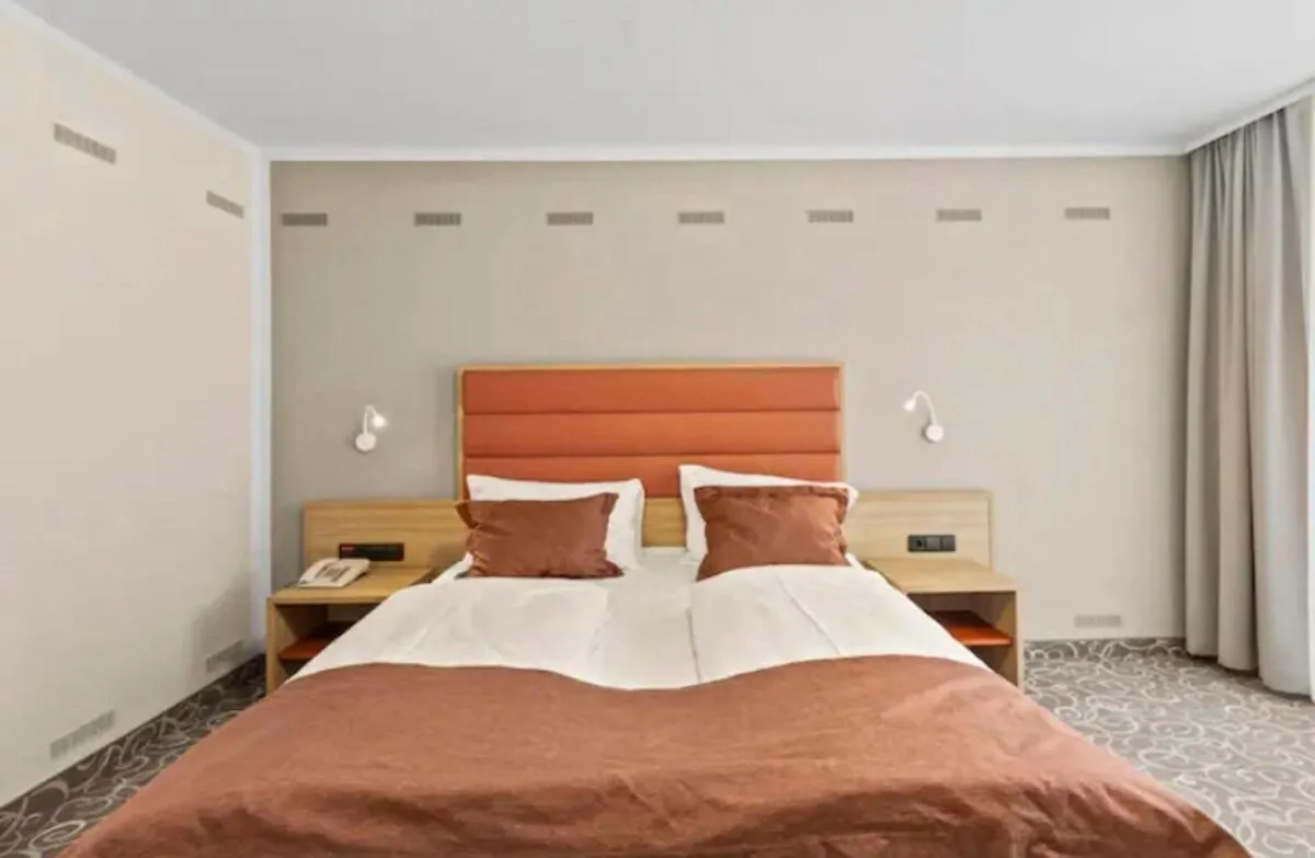 Apartment Hotel Schild I Paid Parking I Vienna Forrest Austria