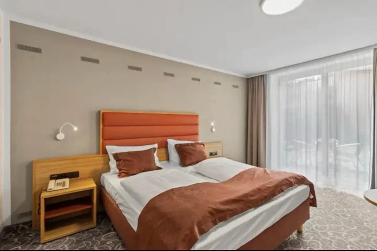 Apartment Hotel Schild I Paid Parking I Vienna Forrest Austria