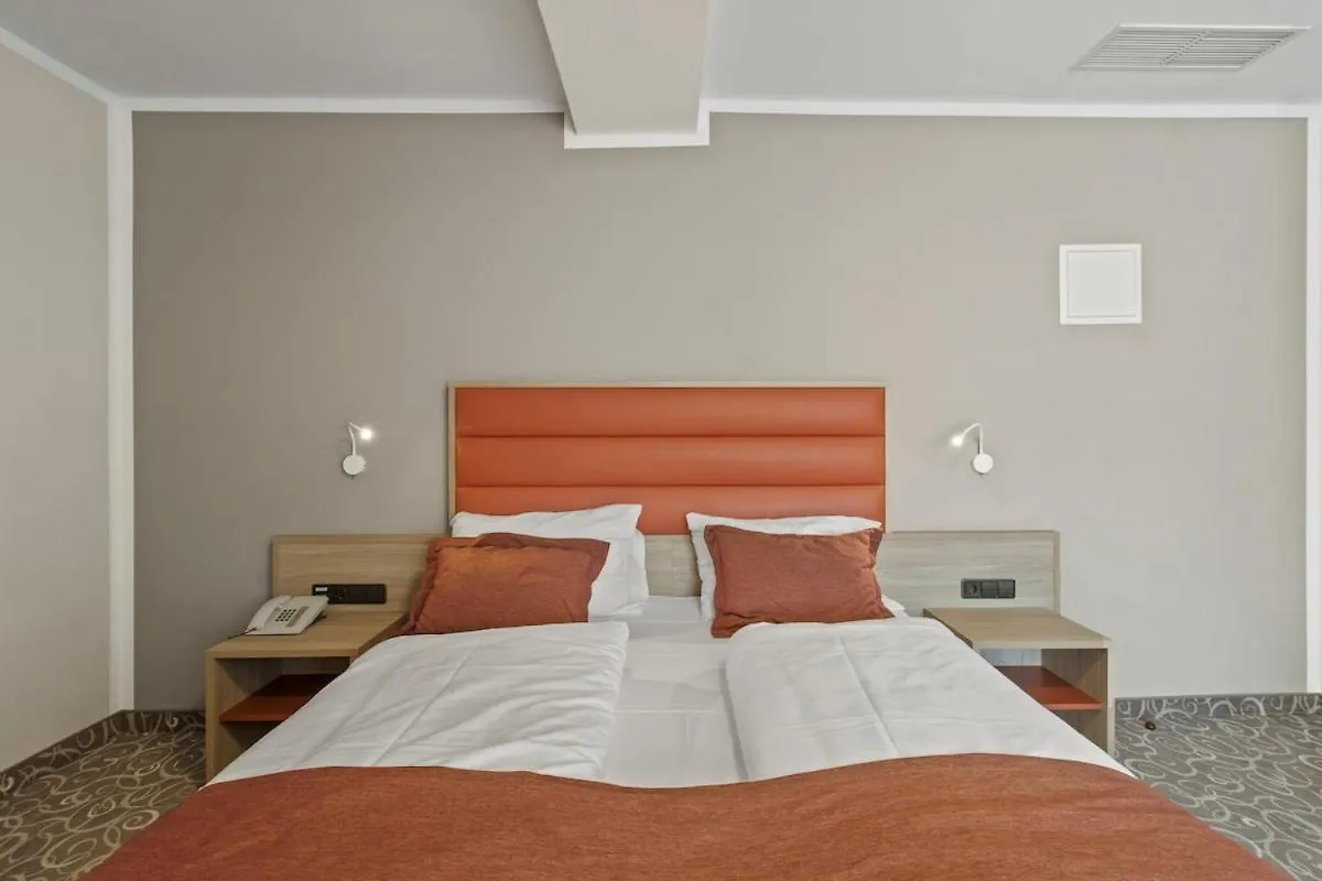 Apartment Hotel Schild I Paid Parking I Vienna Forrest Austria